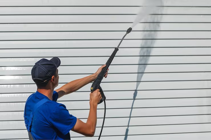 imgi_14_worker-overalls-washes-white-wall-from-siding-with-water-gun_230115-899