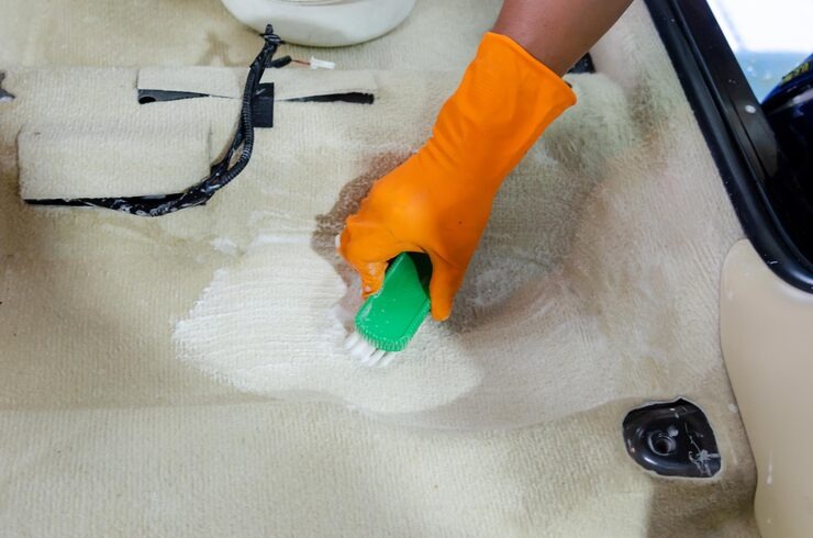 imgi_34_cropped-hand-man-cleaning-car-interior_1048944-2338768