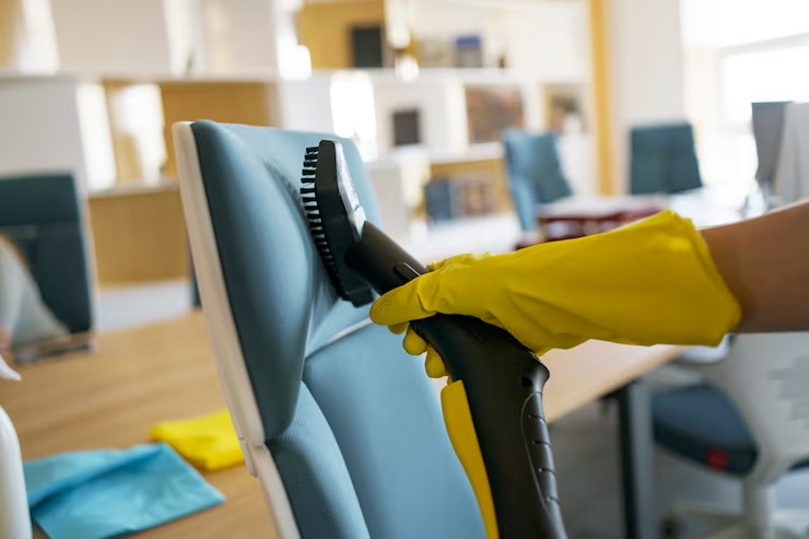 imgi_35_professional-cleaning-service-person-using-vacuum-cleaner-office_23-2150520630 (1)