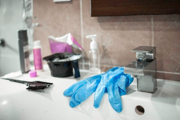imgi_39_still-life-bathroom-sink-bleaching-coloring-hair-home_1048944-21245101